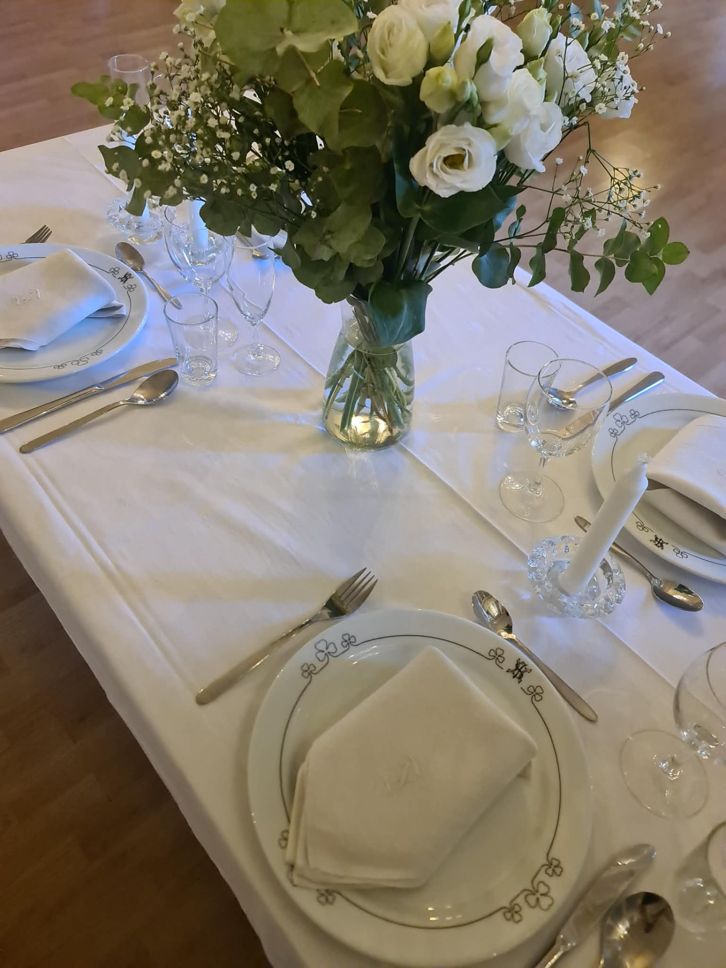 Dekket bord med servietter og stearinlys
