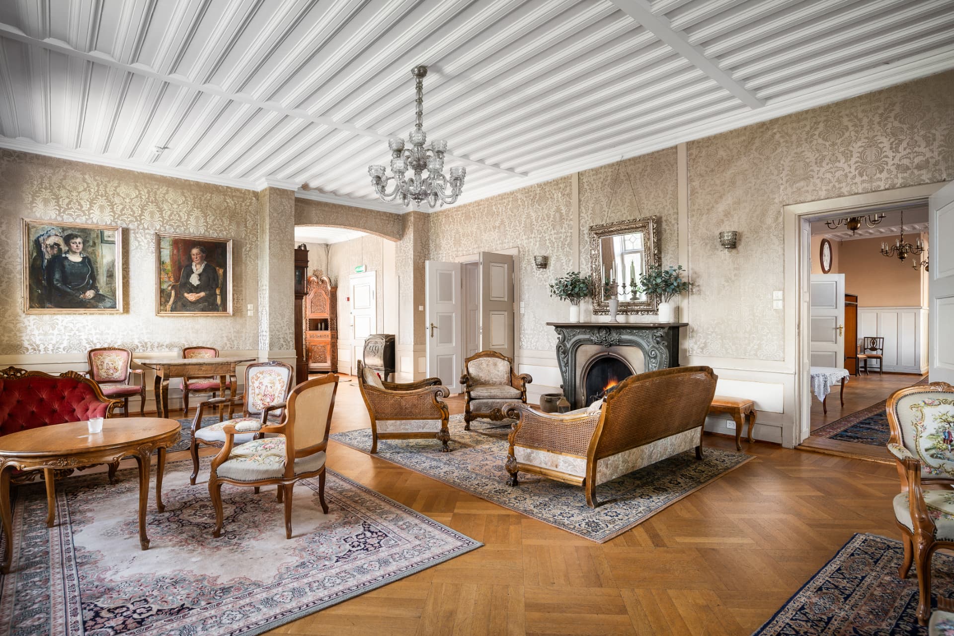 Peisestuen med kunst og krystallkrone