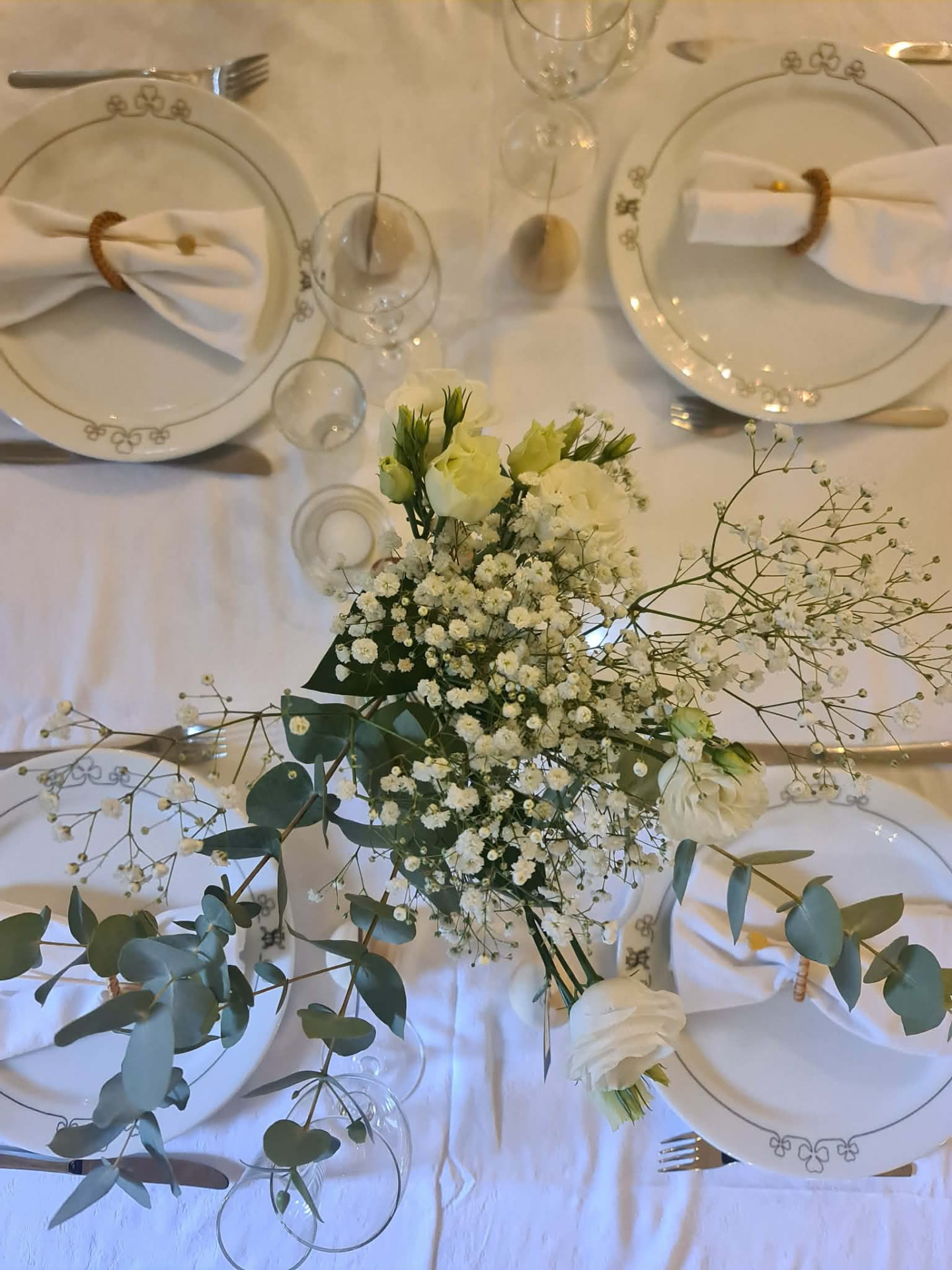Borddekking med blomster og eukalyptus