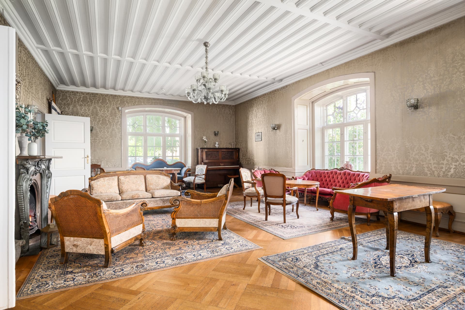 Peisestuen med buede vinduer