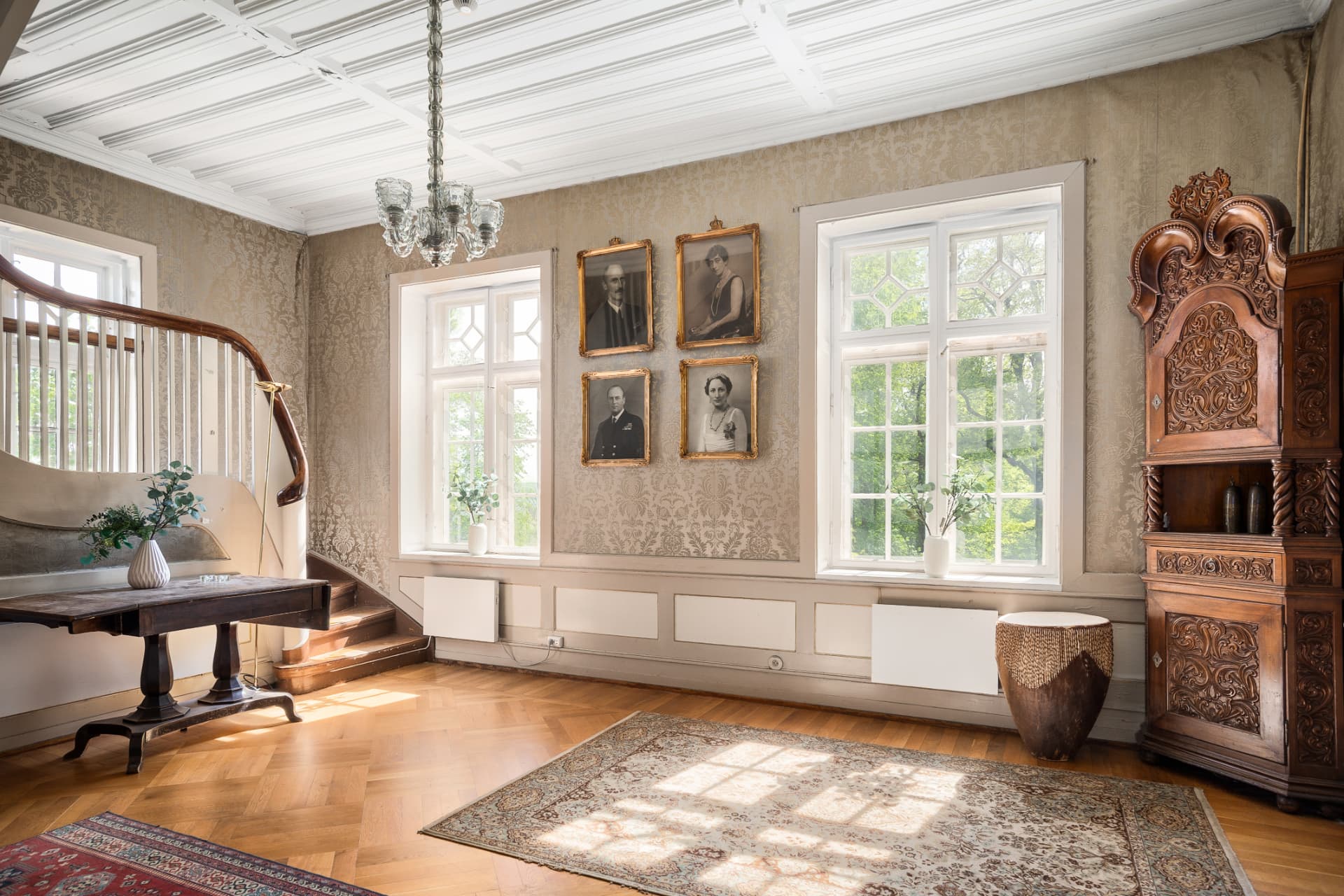 Stue med familieportretter